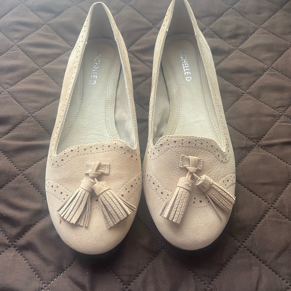 Michelle D Women's Beige Tassel Loafers Size 7.5